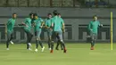 Bintang Timnas U-19, Egy Maulana Vikri, mengikuti sesi latihan bersama Timnas U-23 di Stadion Wibawa Mukti, Cikarang, Selasa (14/11/2017). Timnas Indonesia U-23 akan bertanding melawan Suriah U-23. (Bola.com/M Iqbal Ichsan)