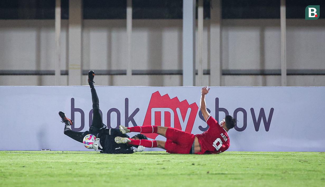 <p>Pemain Timnas Indonesia U-20, Jens Raven (kanan) berebut bola dengan kiper Maldewa, Mohamed Yaameen pada laga Grup F Kualifikasi Piala Asia U-20 2025 di Stadion Madya, Senayan, Jakarta, Rabu (25/09/2025). (Bola.com/Bagaskara Lazuardi)</p>