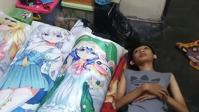 6 Tingkah Wibu Saat Tidur Ini Absurd, Wajib Peluk Guling Anime