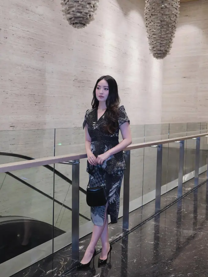 Gaya Elegan Semi Formal Natasha Wilona Saat Kondangan, Elegan dengan Setelan Batik Rp 2 Jutaan