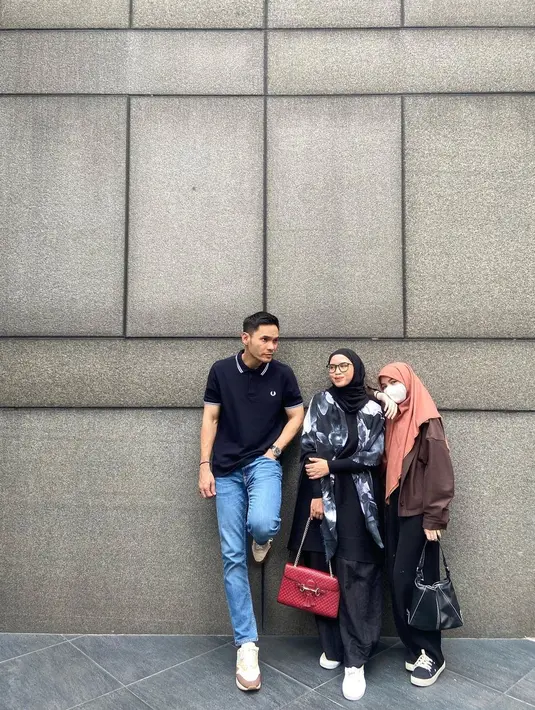 Momen lain memperlihatkan Siena dengan OOTD kasualnya, memadukan oversized sweater, pants dan hijab.