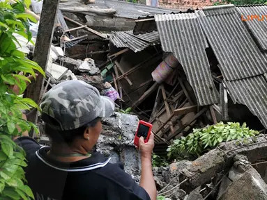 [FOTO] Empat Rumah di Condet Roboh Akibat Longsor