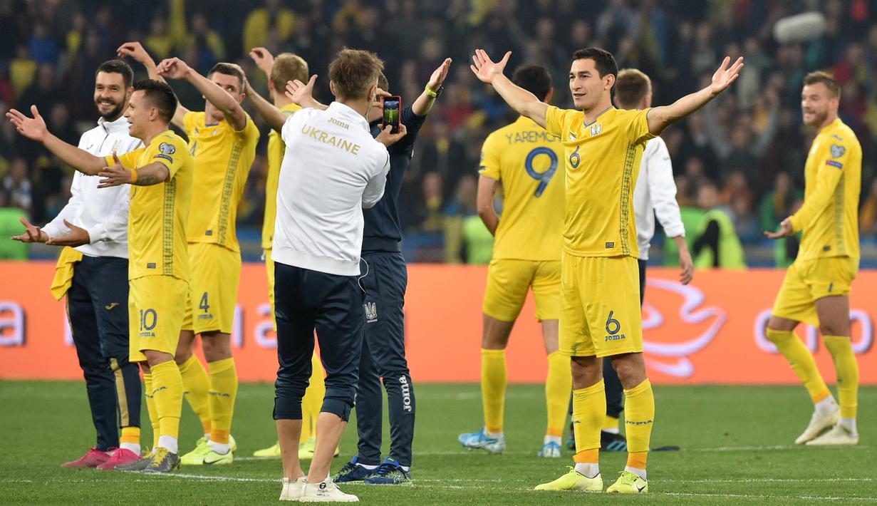 Para pemain Ukraina merayakan kemenangan atas Portugal pada laga Kualifikasi Piala Eropa 2020 di Stadion NSK Olimpiyskyi, Kiev, Senin (14/10). Ukraina menang 2-1 atas Portugal. (AFP/Genya Savilov)
