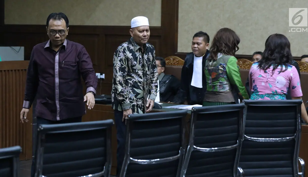 Tersangka suap DPRD Sumut, Rijal Sirait, Fadly Nurzal, Rooslynda Marpaung dan Rinawati Sianturi (kiri ke kanan) mengikuti sidang perdana di Pengadilan Tipikor, Jakarta, Rabu (21/11). Sidang mendengar pembacaan dakwaan. (Liputan6.com/Helmi Fithriansyah)