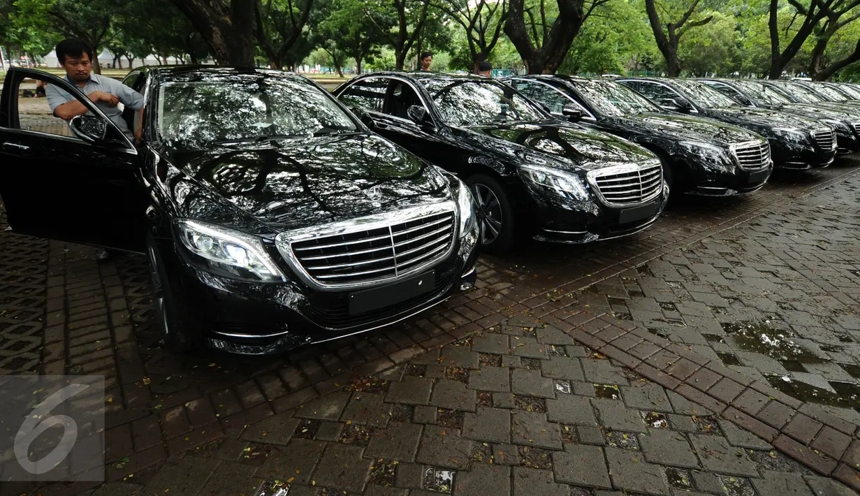 Petugas melakukan pengecekan Mercedes Benz di Parkir Timur Senayan Jakarta, Selasa (1/3/2016). 35 unit Mercedes Benz type E250 dan 21 unit BMW seri 520d disiapkan sebagai kendaraan delegasi KTT Luar Biasa OKI, 6-7 Maret. (Liputan6.com/Helmi Fithriansyah)