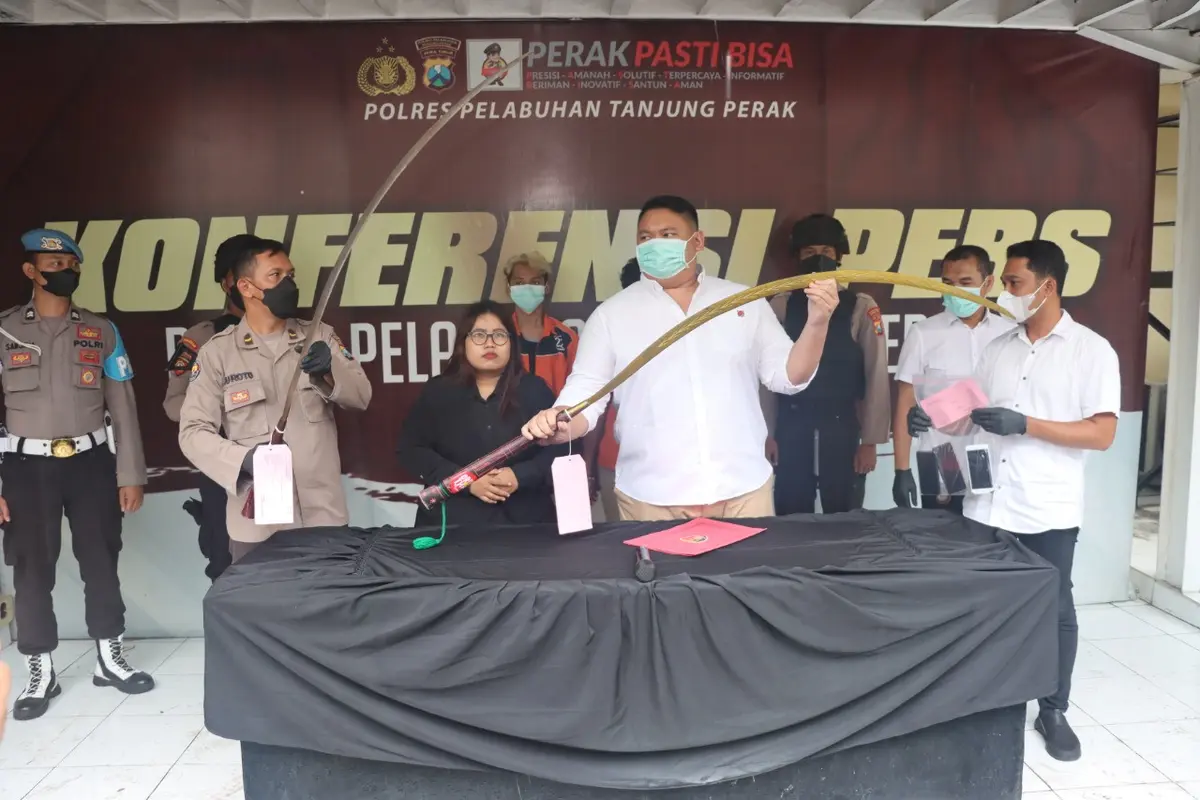 Senjata celurit diamankan dari remaja pelaku tawauran maut di Surabaya. (Dian Kurniawan/Liputan6.com)