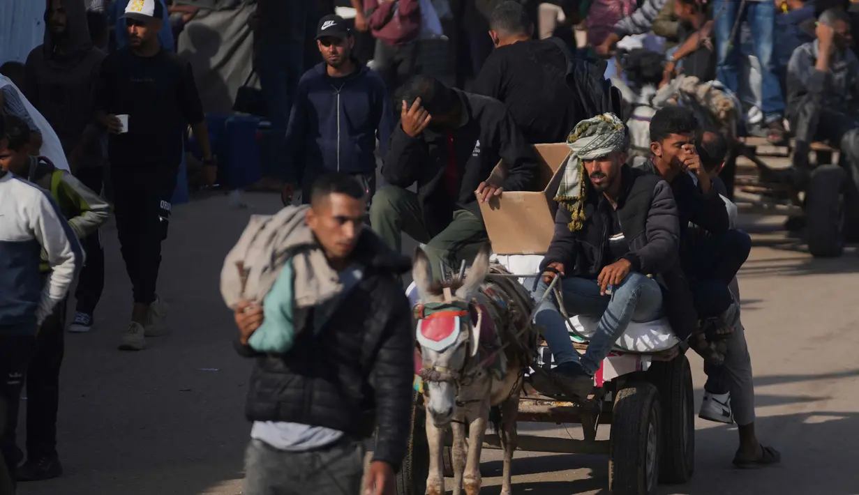 Kepala Badan Pengungsi Palestina Perserikatan Bangsa Bangsa (PBB), Philippe Lazzarini menyoroti minimnya jumlah truk bantuan yang berhasil masuk. Dalam akun media sosialnya, X, ia menulis sebanyak 900 truk dalam seminggu terakhir hanya mencakup sedikit lebih dari 10% dari kebutuhan harian. Ini adalah ironi tragis yang terjadi di depan mata kita. (AP Photo/Abdel Kareem Hana)