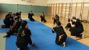 Guru dan para murid sekolah pencak silat Anak Harimau memberikan hormat usai menjalani latihan di Volkschule Ladendorf, Provinsi Lower, Austria. (Bola.com/Reza Khomaini)