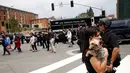 Para mahasiswa meninggalkan kampus setelah terjadinya penembakan di Universitas California Los Angeles (UCLA), Rabu (1/6). Polisi mencurigai penembakan yang menewaskan dua orang itu merupakan aksi bunuh diri. (REUTERS/Patrick T. Fallon)
