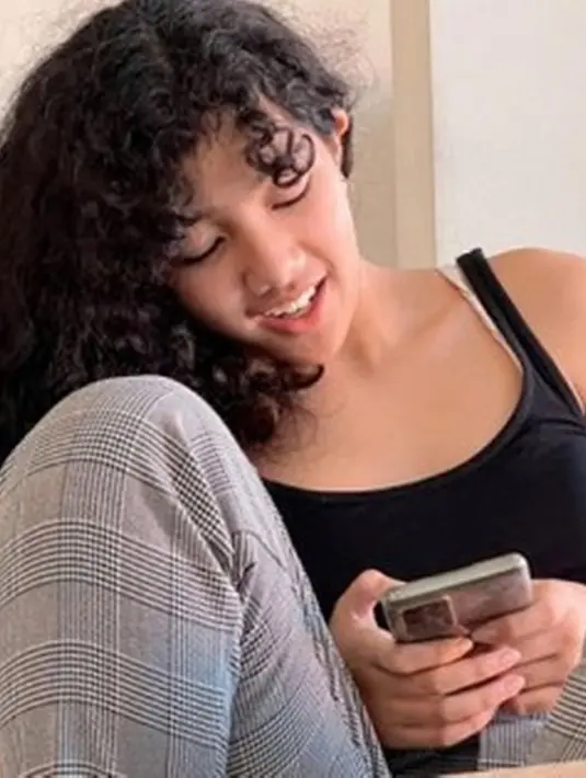 Potret Leticia yang beranjak remaja ini curi perhatian warganet. Warganet terpesona dengan aura bintang yang dipancarkan Leticia sedari ABG. Potret cantiknya Leticia ini banjir pujian. (Liputan6.com/IG/itssheilamj)