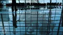 Petugas sedang membersihkan lantai di boarding lounge bergambar Presiden RI Soekarno di Terminal 3 Bandara Soekarno-Hatta, Tangerang, Senin (24/04). Terminal ini mampu 25 juta calon penumpang per tahun. (Liputan6.com/Fery Pradolo)