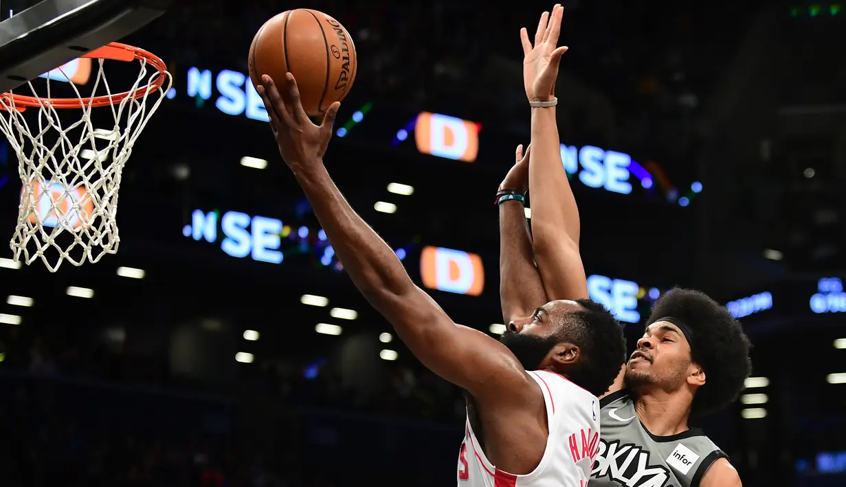 Apabila stabil di angka 24,9 points per game, maka James Harden akan berada di peringkat 23 points leader sepanjang sejarah NBA, melewati Allen Iverson. (AFP/Getty Images/Emilee Chinn)