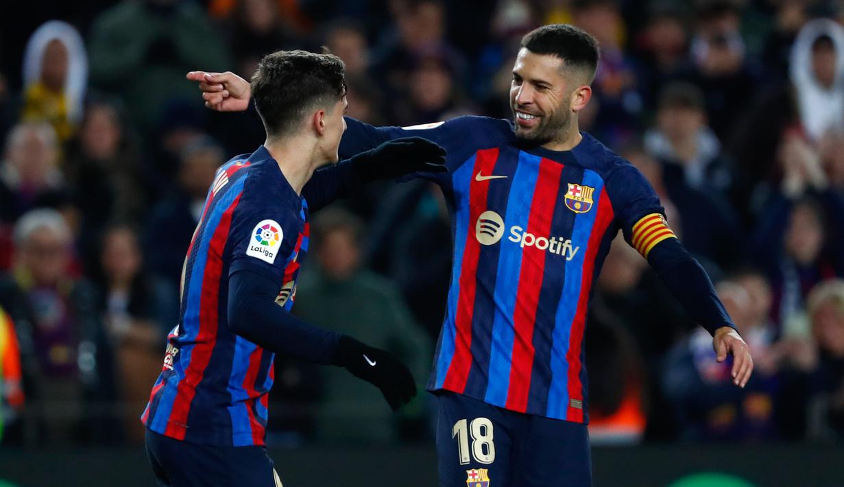 Selebrasi pemain Barcelona, Jordi Alba (kanan) dan Gavi dalam pertandingan pekan ke-20 La Liga 2022/2023 melawan Sevilla yang berlangsung di Camp Nou, Senin (6//2/2023). Jordi Alba dan Gavi masing-masing mencetak satu gol dalam pertandingan ini. (AP Photo/Joan Monfort)