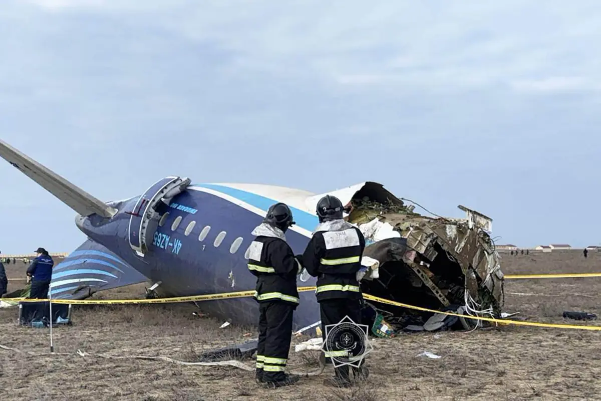 Menuju Rusia, Pesawat Azerbaijan Airlines Jatuh di Kazakhstan