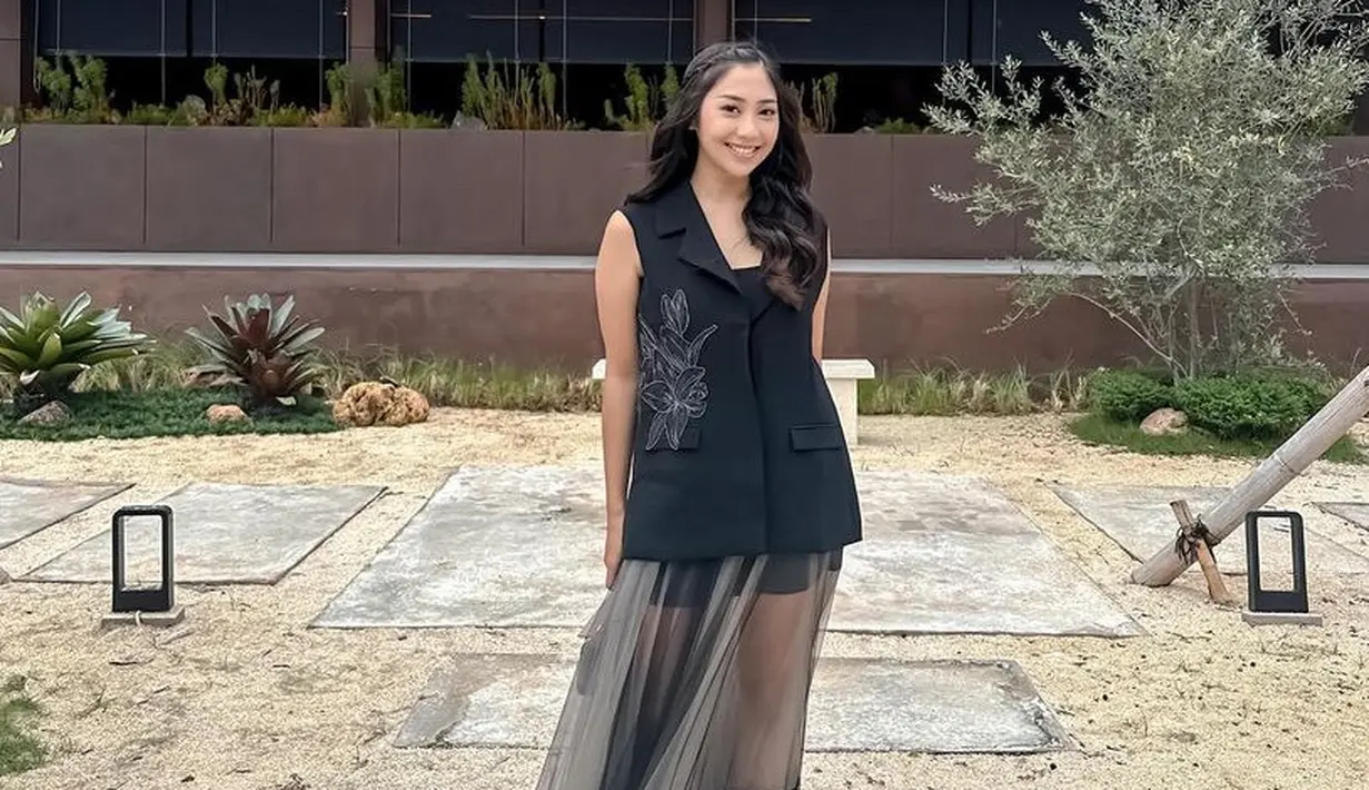 Adik Nikita Willy, Winona Willy pun tengah menunggu anak keduanya. Lewat sebuah video padan May 2024, ia menunjukan jika tengah hamil anak ke-2. Kini, ia pun tampil mengenakan vest hitam dipadukan bawahan rok transparan abu-abu. [@nonawilly16]