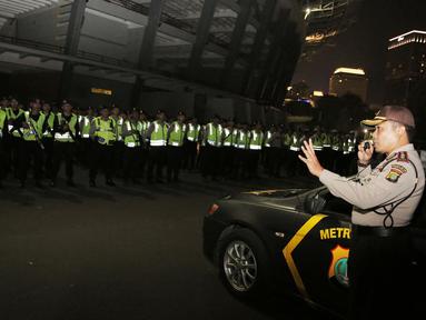 Aparat keamanan menggelar apel malam gabungan jelang final Piala Presiden 2015 antara Persib melawan Sriwijaya FC di Stadion Utama Gelora Bung Karno, Jakarta (17/10/2015). (Bola.com/Vitalis Yogi Trisna)