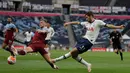 Bek Tottenham Hotspur, Welsh Ben Davie mengumpan bola dari kawalan striker West Ham, Jarrod Bowen pada pertandingan lanjutan Liga Inggris di Stadion Tottenham Hotspur di London (23/6/2020). Tottenham menang 2-0 atas West Ham. (AFP/Pool/Kirsty Wigglesworth)