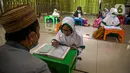 Anak-anak belajar mengaji di Masjid At-Taqwa, Jakarta, Rabu (14/4/2021). Kegiatan tersebut dilakukan secara rutin untuk mengisi waktu di bulan suci Ramadhan. (Liputan6.com/Faizal Fanani)