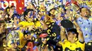 Boca Juniors' Hugo Ibarra holds up the trophy after obtaining the Argentina's league Championship at Presidente Juan Domingo Peron Stadium in Avellaneda, Buenos Aires, December 23, 2008. AFP PHOTO/Alejandro PAGNI 