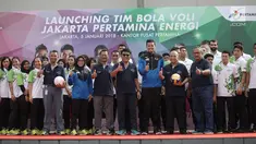 Tim bola voli putra dan putri Jakarta Pertamina Energi serta pejabat Pertamina berfoto bersama saat launching di Kantor Pusat Pertamina, Jakarta, Jumat (5/1). (Liputan6.com/Arya Manggala)