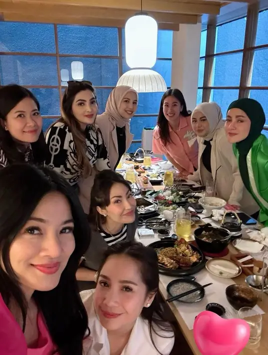 Titi Kamal tampil dengan wajah tanpa makeup berlebih, yang terlihat hanya lipstik sesuai dengan warna baju.  [@titi_kamall]
