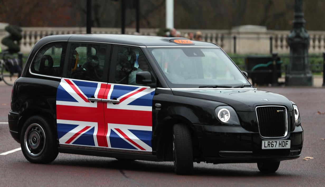 Taksi listrik, TX eCity diuji jalankan dekat Istana Buckingham di London, Inggris, Selasa (5/12). Mobil taksi listrik ini diklaim mampu berlari hingga 112 kilometer saat menggunakan tenaga listrik saja. (AFP PHOTO / Daniel LEAL-OLIVAS)