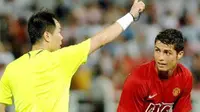 Wasit Cina Huang Junjie memberikan tendangan bebas kepada bintang MU Cristiano Ronaldo (kanan) di laga persahabatan melawan klub Cina, Shenzhen, di Macau, 23 Juli 2007. MU menang 6-0. AFP PHOTO / PHILIPPE LOPEZ