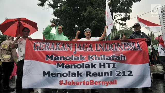 Tolak Reuni 212, Massa Bentangkan Bendera Raksasa di Depan Balai Kota