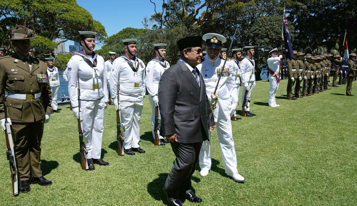 Rencananya, Presiden Republik, Prabowo Subianto, akan bertemu dengan Perdana Menteri (PM) Australia Anthony Albanese. Tampak dalam foto, Presiden Indonesia Prabowo Subianto (tengah) memeriksa pasukan kehormatan di Admiralty House di Sydney, Australia, pada Rabu 12 November 2025. (Rick Rycroft/POOL/AFP)