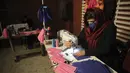 Pekerja menjahit masker untuk mencegah penyebaran virus corona COVID-19 di bekas pabrik pakaian di Kabul, Afghanistan, Rabu (1/4/2020). Menurut Johns Hopkins Coronavirus Resource Center, Afghanistan telah melaporkan lebih dari 100 kasus virus corona COVID-19. (AP Photo/Rahmat Gul)