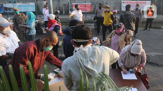 Penumpang KRL Commuter Line di Stasiun Bekasi Ikuti Tes Swab PCR