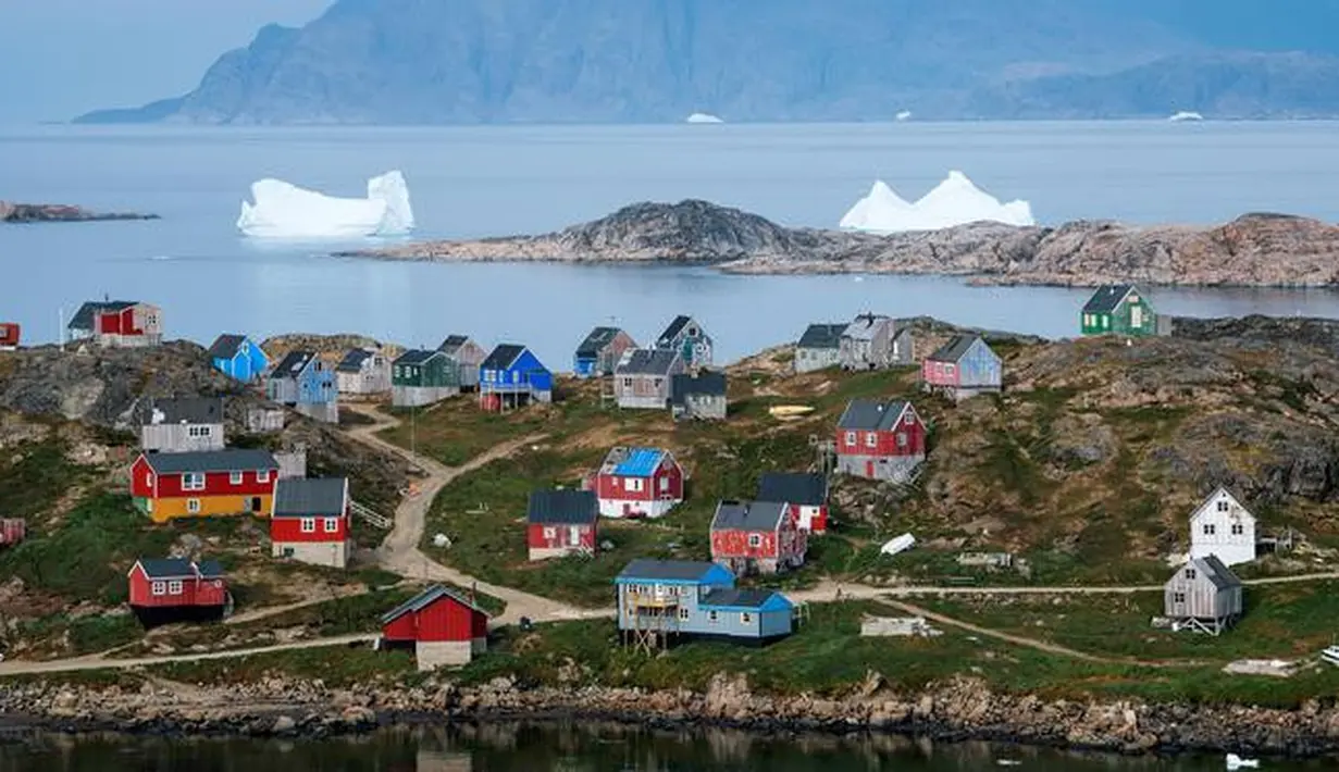 Pemandangan Desa Kulusuk di Kota Sermersooq, Greenland, Denmark, 19 Agustus 2019. Desa Kulusuk adalah wilayah terpencil di Greenland. (Jonathan NACKSTRAND/AFP)