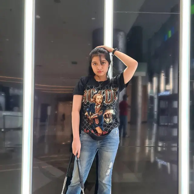 6 Potret Terbaru Afiqah Usai 1 Tahun Lulus dari JKT48, Tetap Aktif Berkarya