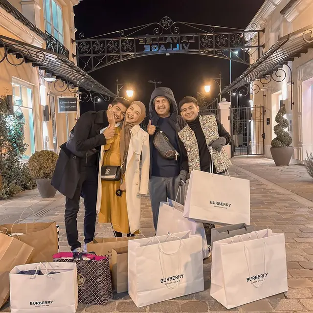 6 Potret Mesra Ria Ricis dan Teuku Ryan di Paris, Dikabarkan Hamil Anak Pertama
