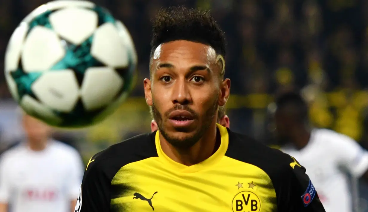 1. Pierre-Emerick Aubameyang (Dortmund) - Dailystar melaporkan jika Arsenal coba mendatangkan striker asal Gabon ini seharga 53 juta poundsterling. The Gunners juga akan menawarkan Olivier Giroud sebagai barter yang ditawarkan. (AFP/Patrik Stollarz)