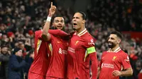 Penyerang Liverpool, Cody Gakpo (kedua kiri) merayakan golnya bersama Virgil van Dijk pada pertandingan kelima fase League Liga Champions 2024/2025 melawan Real Madrid di Stadion Anfield, Inggris pada Rabu 27 November 2024 waktu setempat atau Kamis 28 November 2024 dini hari Waktu Indonesia Barat. (Oli SCARFF/AFP)