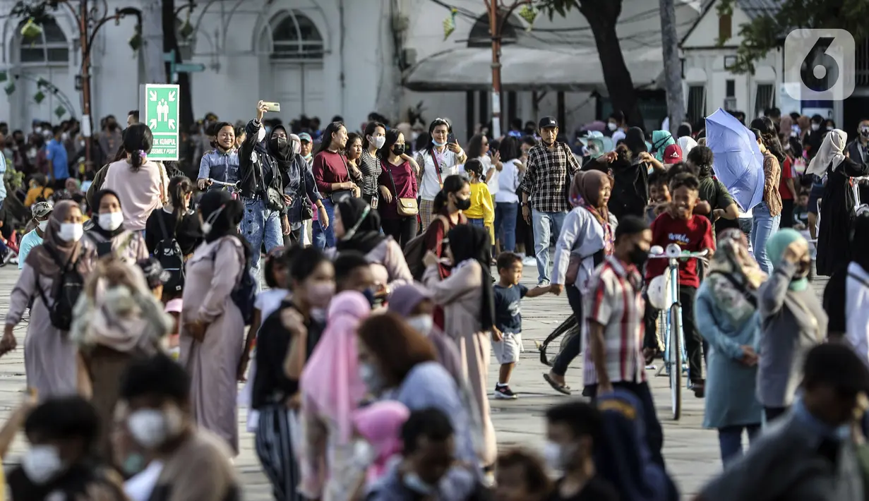 <p>Suasana saat warga menikmati libur Lebaran di kawasan Kota Tua, Jakarta, Sabtu (7/5/2022). Akhir libur Idul Fitri, sejumlah kawasan wisata di Jakarta dipadati pengunjung untuk menghabiskan masa liburannya bersama keluarga dan Kota Tua masih menjadi salah satu destinasi wisata yang digemari warga DKI Jakarta dan sekitarnya. (Liputan6.com/Johan Tallo)</p>