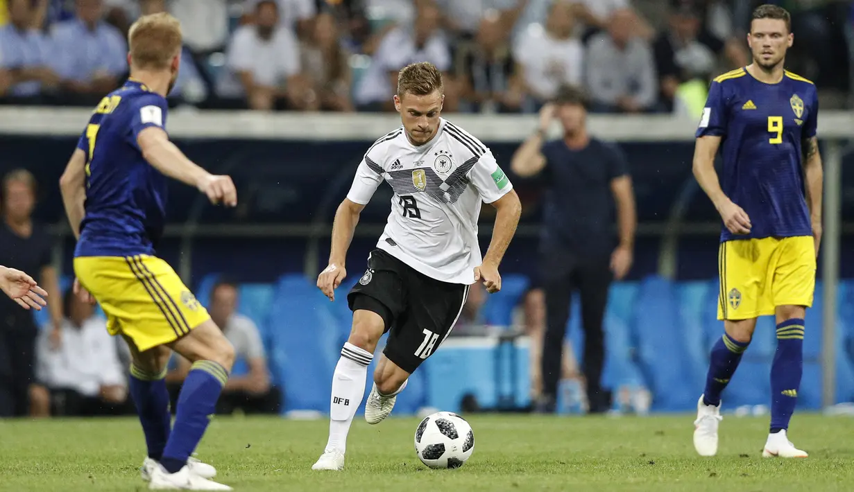 Joshua Kimmich (CM) - Pemain berusia 26 tahun ini terpilih menjadi salah satu dari tiga gelandang starting eleven pemain berbandrol tinggi. (Foto: AFP/Adrian Dennis)