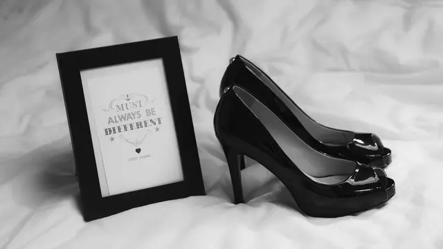 Tampil Classy dengan Sepatu Warna Hitam