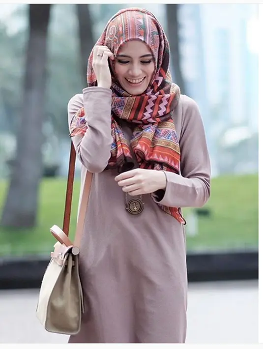 Sebelum menikah tahun 2014  silam, Alyssa Soebandono bermimpi. Dalam sebuah ruangan gelap, terlihat banyak perempuan yang tidak mengenakan jilbab. Hanya Alyssa sendiri yang mengenakan. Berawal dari mimpi itu hingga akhirnya mengenakan jilbab. (Intagram)