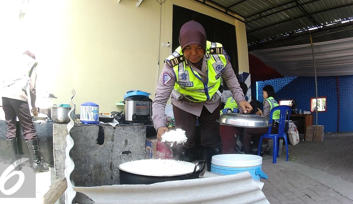Anggota Polwan mempersiapkan bahan makan siang untuk para anggota kepolisian yang bertugas di pos pengamanan 06 exit tol Brebes Timur, Jawa Tengah, Sabtu (9/7). (Liputan6.com/Herman Zakharia)
