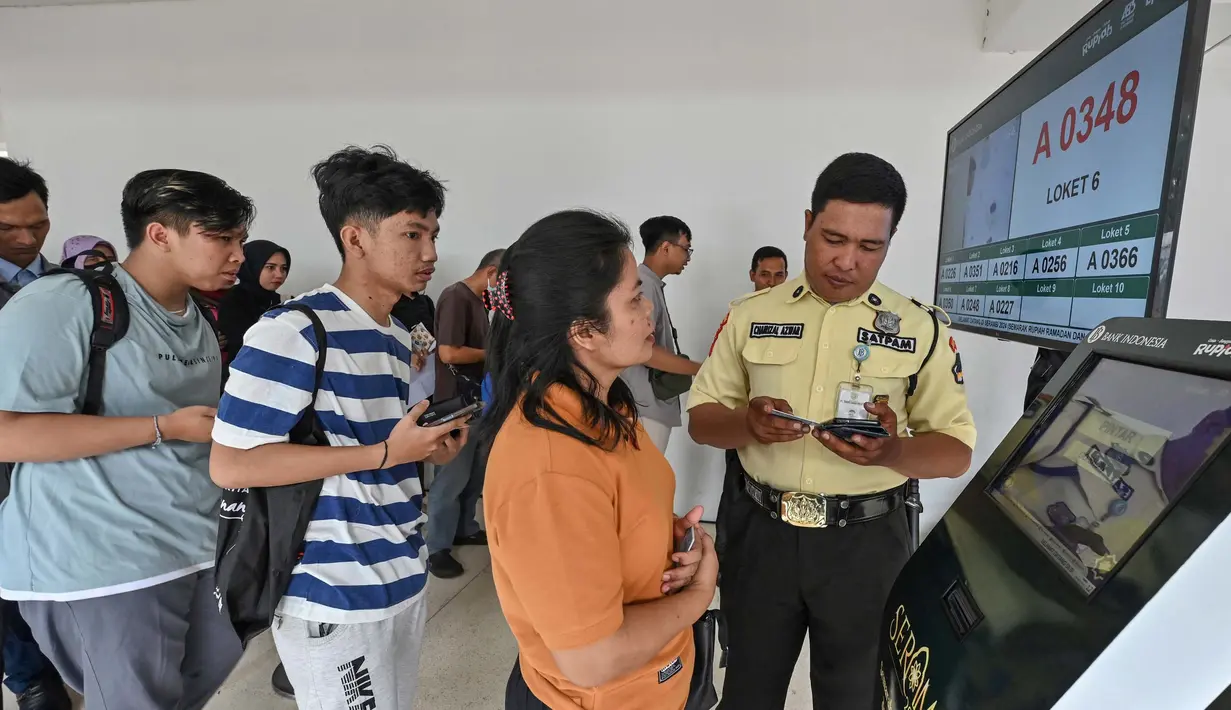 Penukaran uang dibatasi maksimal Rp 4 juta per orang. Hal ini untuk mencegah pemanfaatan situasi oleh oknum yang tidak bertanggung jawab. (Adek BERRY/AFP)