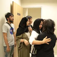 Setelah kabar duka itu ramai beredar, para pelayat pun ramai berdatangan ke RSPI Bintaro guna memberikan penghormatan terakhir kepada mendiang Yockie sebelum dikebumikan. (Adrian Putra/Bintang.com)