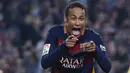 Neymar Junior saat melakukan selebrasi usai mencetak gol ke gawang Villrreal dalam laga La Liga di Stadion Camp Nou, Barcelona pada 8 November 2015. (AFP/Josep Lago)