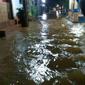 Hujan deras yang mengguyur wilayah Kabupaten Tangerang, Banten, mengakibatkan banjir merendam sejumlah perumahan saat Hari Raya Idul Fitri 1443 Hijriyah. (Pramita Tristiawati/Liputan6)