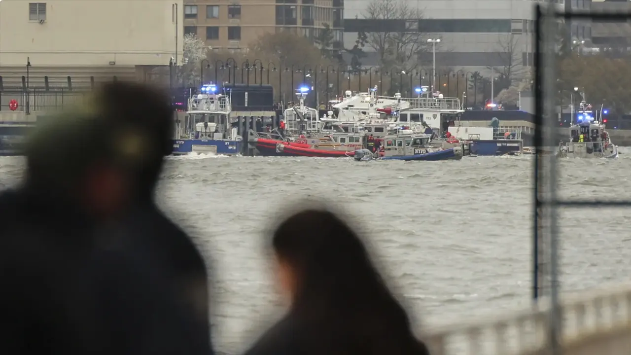 Pemandangan dari Pier 40 di New York, di mana polisi dan kru pemadam kebakaran dari New York dan New Jersey merespons laporan kecelakaan helikopter pada hari Kamis, 10 April 2025.