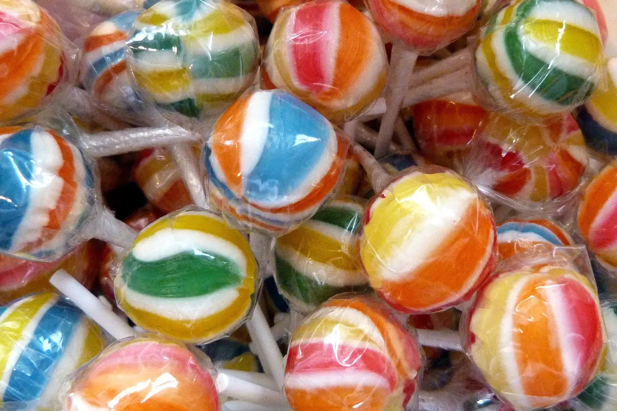Foto lolipop warna-warni. (Hans Schwarzkopf/Pixabay)