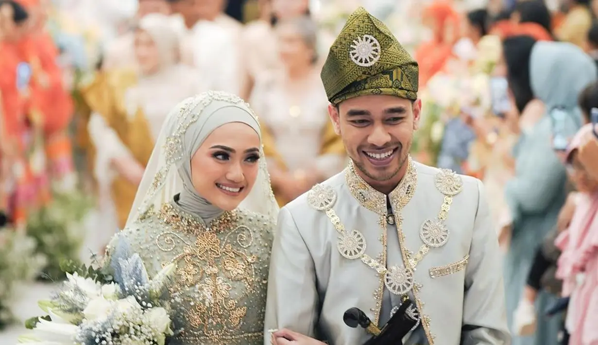 Hubungan asmara Wafda Saifan dengan Safira Kamila memang terbilang jauh dari sorotan publik. Bahkan, keduanya terkesan menutupi jalinan asmara hingga netizen dikejutkan terkait kabar pernikahan keduanya. (Liputan6.com/IG/@captureyourmoment_)