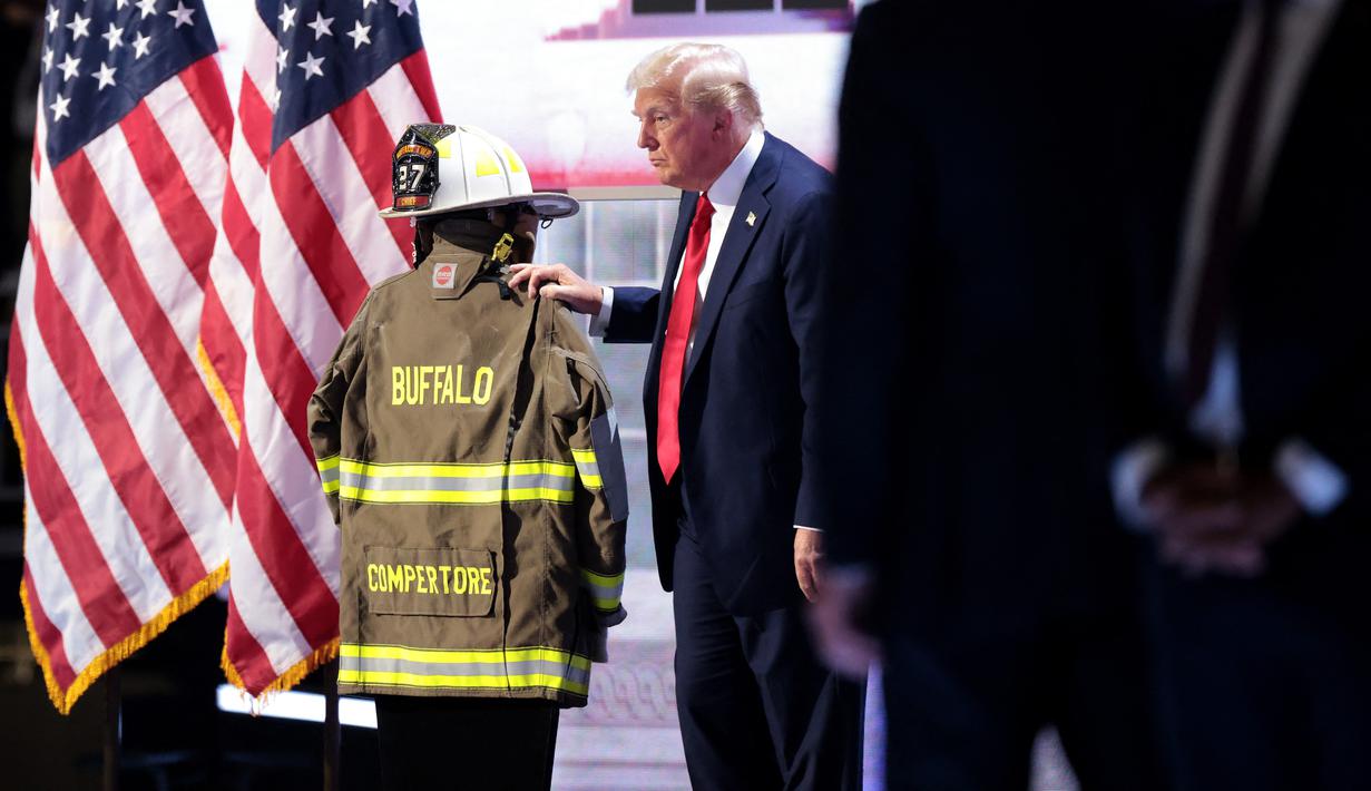 Comperatore, seorang petugas pemadam kebakaran tewas saat melindungi keluarganya dalam penembakan Trump di rapat umum terkait kampanye Pilpres AS di Butler, Pennsylvania. (SCOTT OLSON / GETTY IMAGES NORTH AMERICA / Getty Images via AFP)