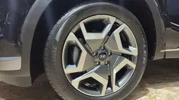 Hyundai Palisade Facelift dilengkapi dengan Velg Alloy two-tone berukuran 20 inci dengan rem Anti-Lock Braking System (ABS).